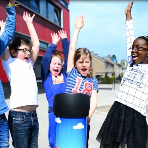 Pret op het schoolplein met de interactieve spelpaal.